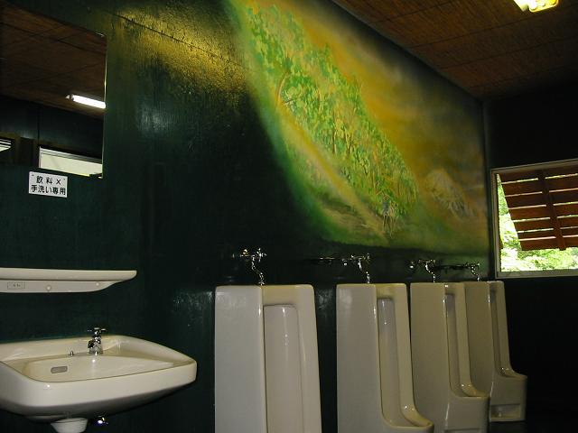 朝焼けを描いた男子トイレ。男子用トイレの内部です、洋風便器２(洗浄付き便座)、和風便器２、小便器４、洗面器１が設置してあります……“たのしい”トイレです
