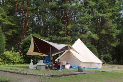 キャンプ場と白いテント